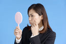 【皮膚科医監修】頬の赤ニキビ、原因と対策は？